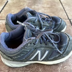 10T navy New Balance sneakers